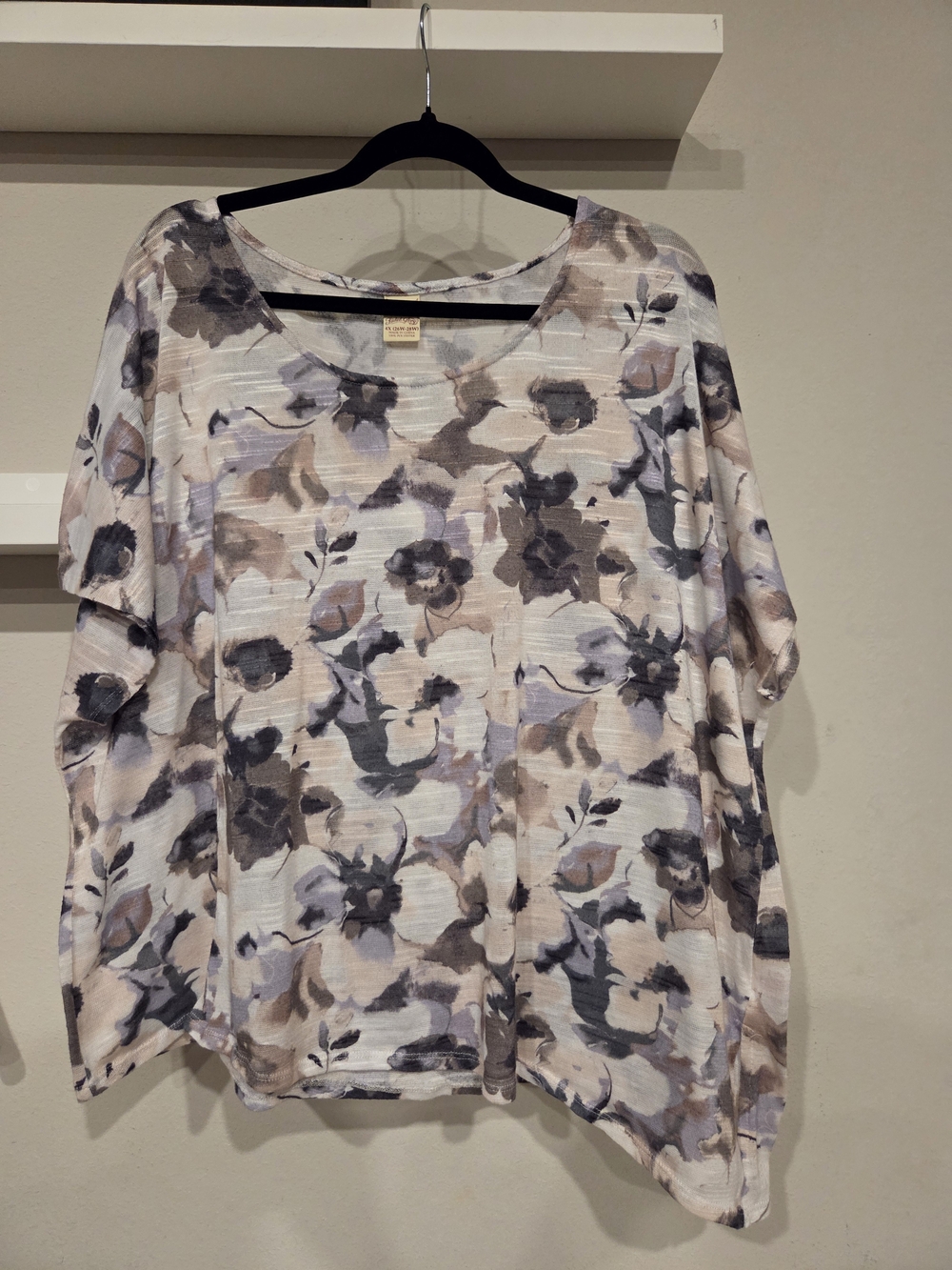 Faded Glory Short Sleeve Floral Scoop Neck Top in Blush, Gray and Taupe